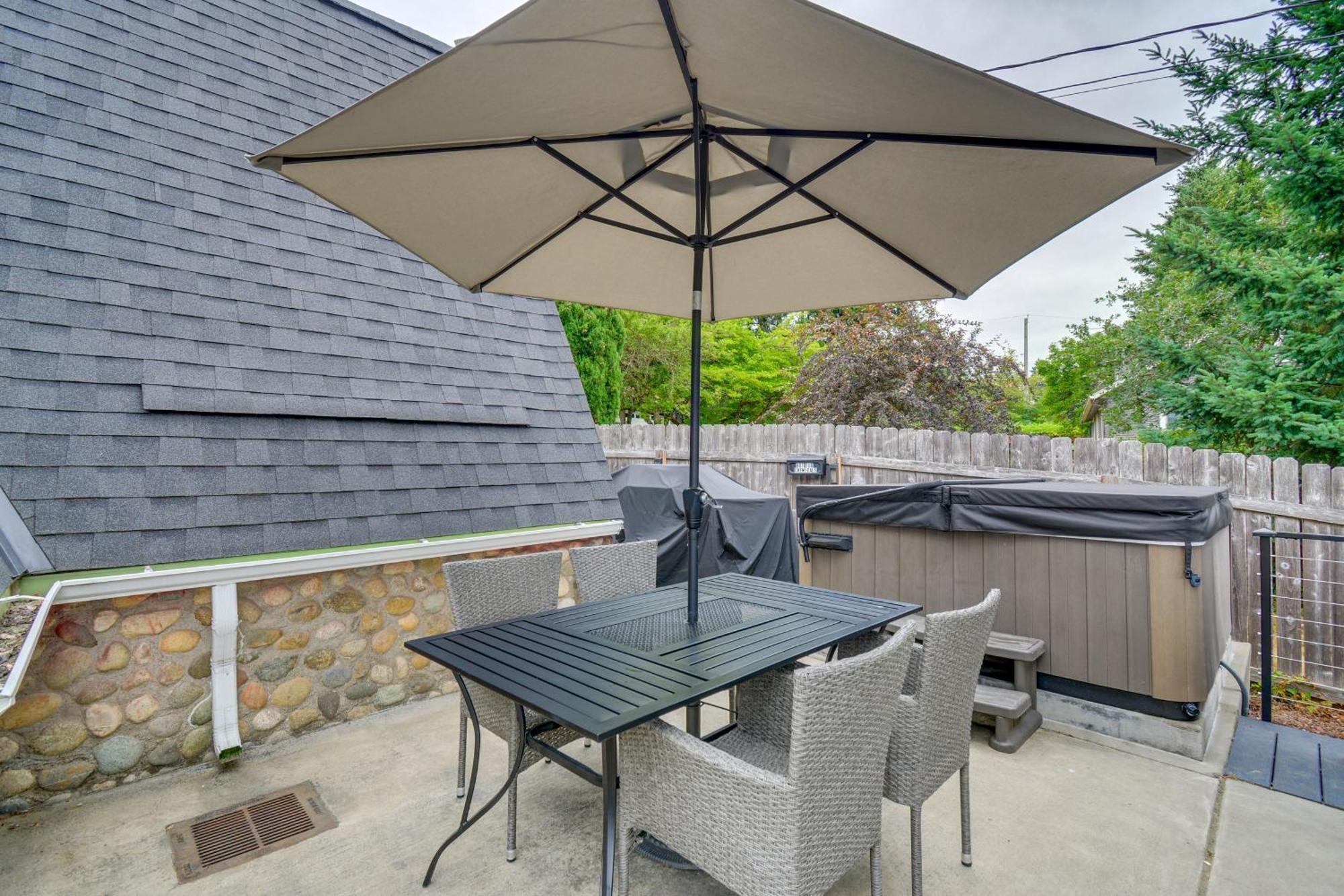 Puget Sound Cabin With Hot Tub And Water Views! Bremerton Eksteriør bilde